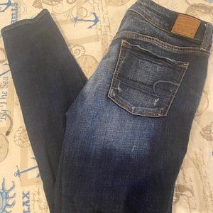 AMERICAN EAGLE RIPPED JEANS